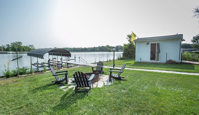 Beautiful Fox River Waterfront House Getaway in McHenry