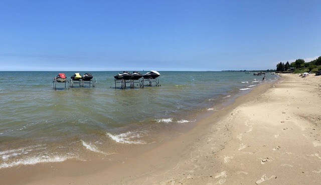 Beautiful home in between Caseville and Port Austin with Private Beach Access
