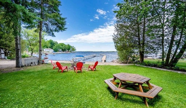 Beautiful lakefront 5 (3+2)bedroom cottage ~ sleeps 12