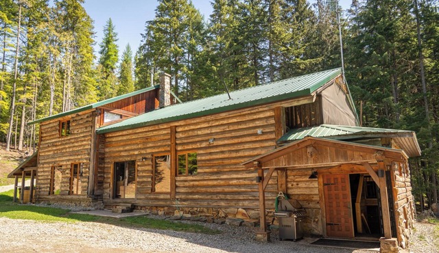 Beautiful log lodge just off the highway, perfect for big group getaways