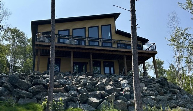 Beautiful modern lake house with hot tub, lakefront.