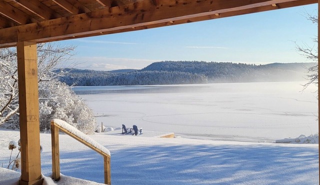 Beautiful Norcan Lake Lodge - close to Calabogie Peaks, rec trails - 8 bedrooms