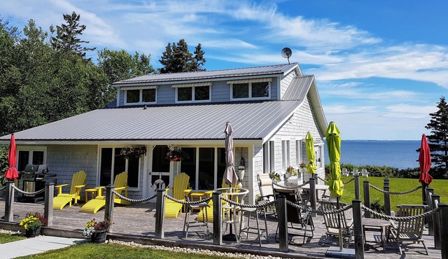 Beautiful oceanfront cottage with all the amenities of home