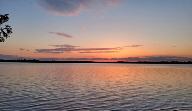 BEAUTIFUL RENOVATED 2 BEDROOM INDIRECT WATERFRONT COTTAGE ON LAKE DALRYMPLE