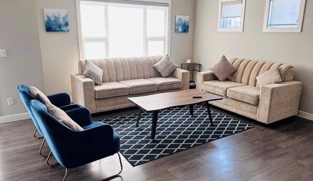 Beautiful Spacious Family Home Near YYC Airport