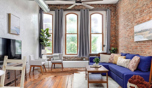 Beautiful Studio Loft with AC & Wifi on Historic C - Street in Springfield in Springfield