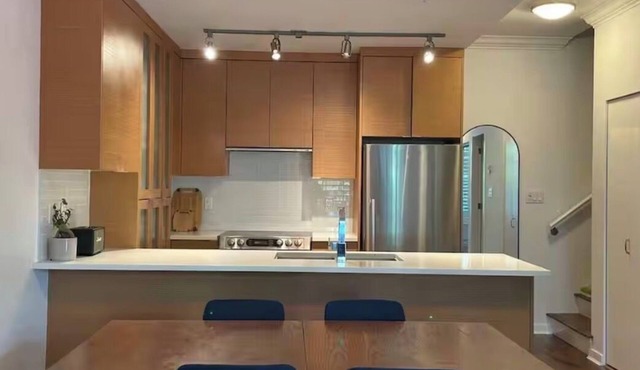 Beautiful townhome in trendy Main Street area. Family friendly!
