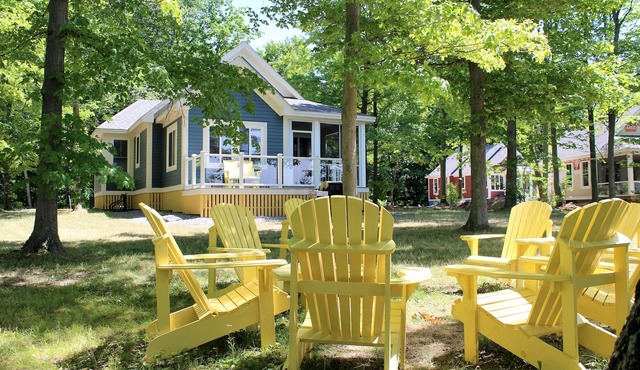 Beautiful Waterfront Cottage on a Resort Community - near beaches of Sandbanks