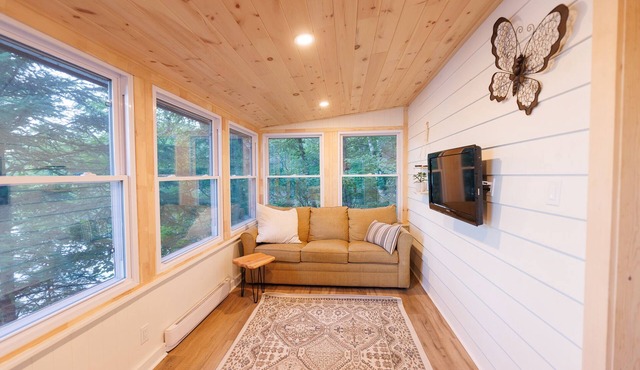 Beautiful Waterfront cottage full of natural light
