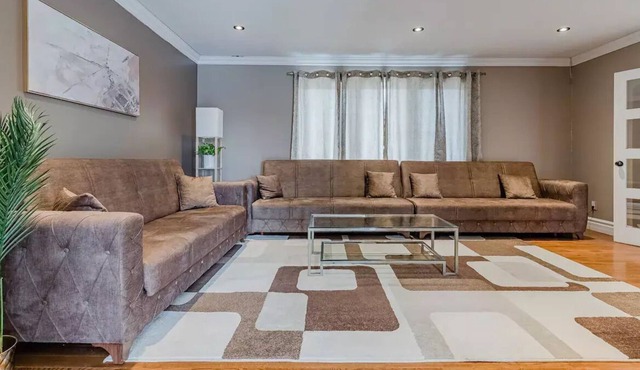 Belfountian ~Amazing 3BR ~ Swimming Pool ~ HotTub