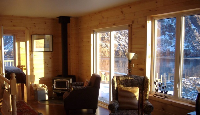 BEST CITY VIEWS, COTTAGE WITH LARGE DECK, ON THE HARBOUR. MININUM 31 DAY STAY