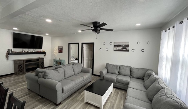 BFFs Farmhouse sleeps 10 only 5 minutes to Cedar Point/Sports Force