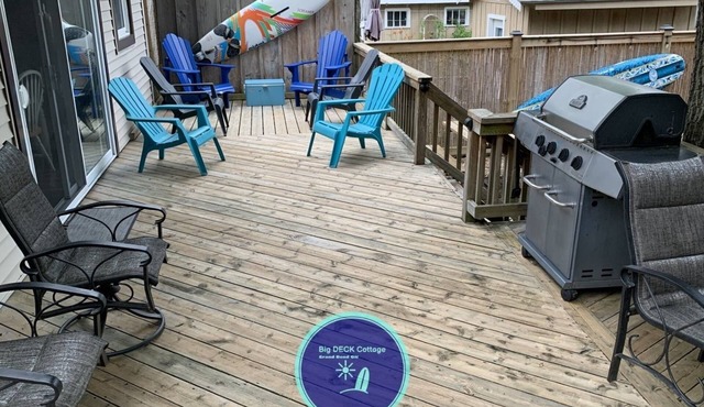 Big DECK Cottage, 3-min walk to BEACH- 4 bdrms, 1.5 baths 7 beds, parking 3 cars