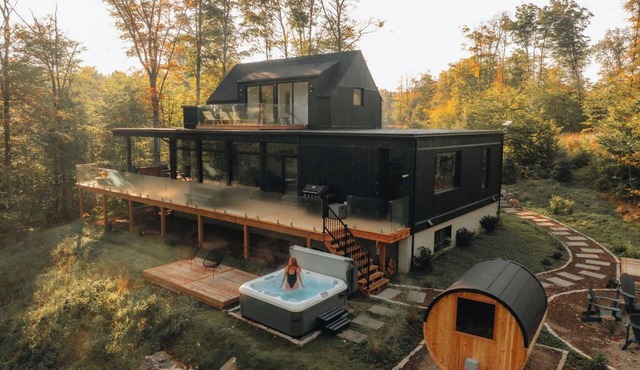 Bläk Kabin | Ski Mont Tremblant, Sauna, Hot Tub & Yoga