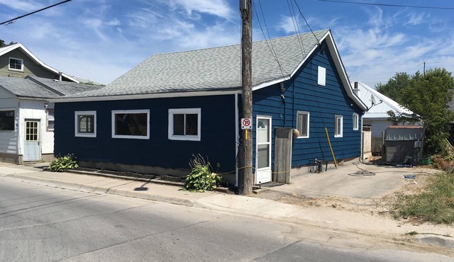 Blue on William - only a minute walk to the beach!
