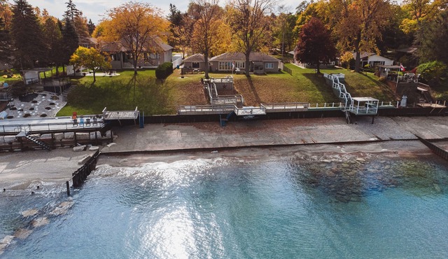 Bluewater Shores - Luxury LakeFront Getaway
