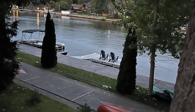 Boat + fish on the river - 5 min walk to beach - 31 Day Min. Stay