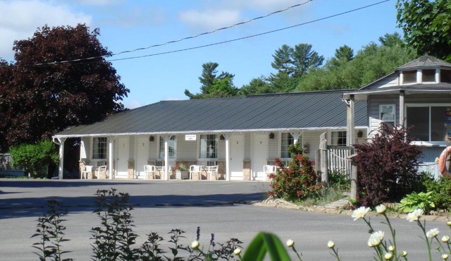 Boathouse Country Inn