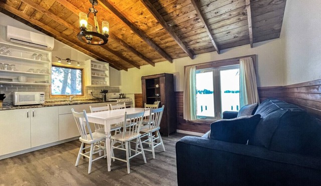 Bobcaygeon Resort Cottage 3 MISSION sleeps 6
