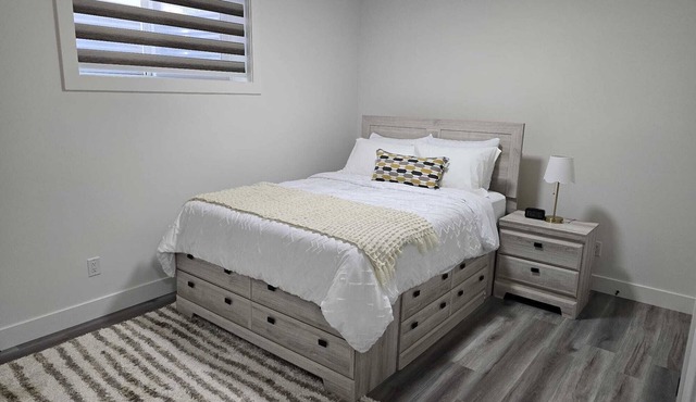 Brand New 1 Bedroom Suite with Private Entrance-10 mins to Airport-self check-in