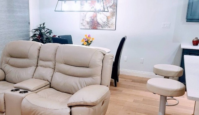 Brand new home, close to eateries/quiet