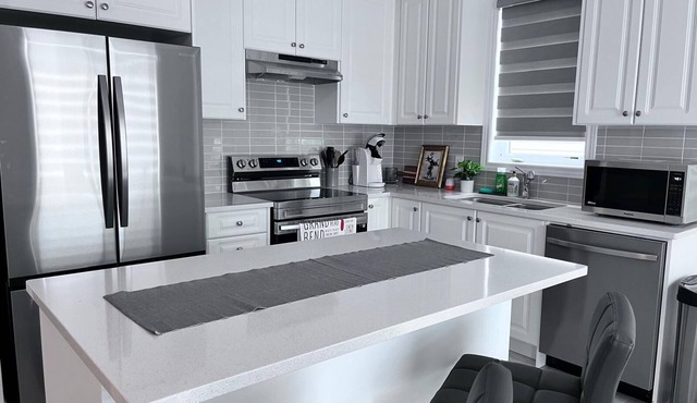 Brand new semi- detached home close to the beach and Blue Mountain