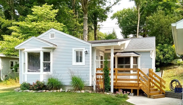Breezy Bungalow. Queen beds, A/C. Boat ramp and Boat rentals steps away.