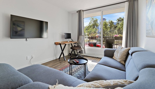 Bridgeview #1 - 1BR condo with free parking