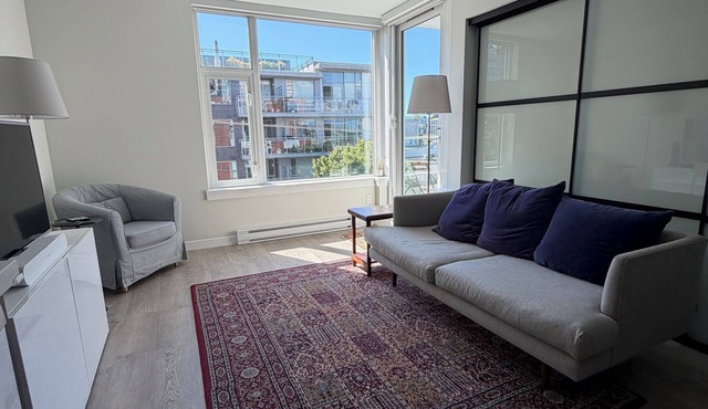 Bright 1BR + DEN in Mt Pleasant · 9 min to BC Place