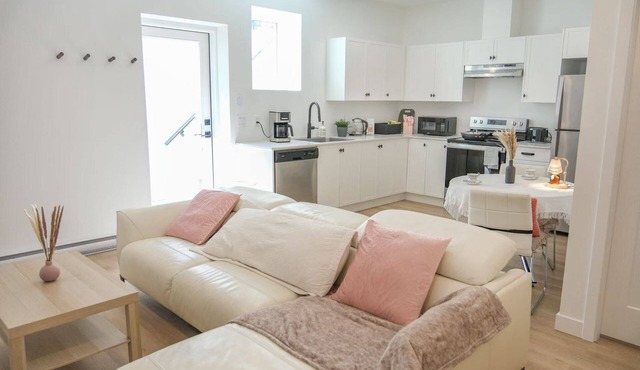 bright 2-bedroom suite w/full kitchen&laundry