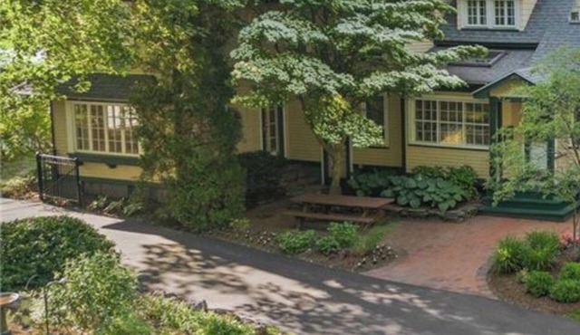 Bright 5-bedroom house with pool near Rochester