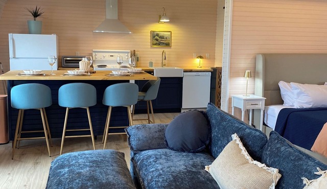Bright and Airy Ocean View Loft. A few minutes walk to Mavillette beach.