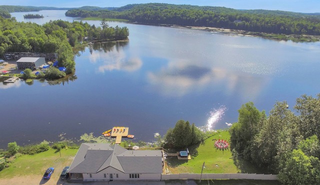 Bright and Beautiful Brand New Cozy Lake Front Cottage in Bancroft
