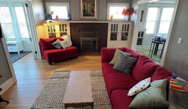 Bright, charming 2 bedroomdrm apartment. in downtown home in Kalamazoo