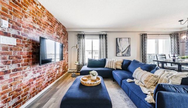Bright Luxe Condo AC Top Floor King Bed Balcony