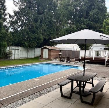 Brookswood Oasis - Guest suite,1 bedroom,1 den & 1 full bathroom