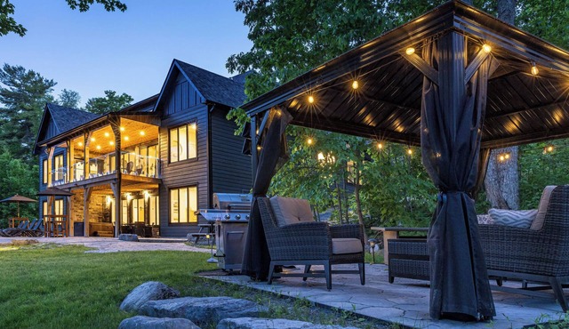 Buckhorn Blue-Waterfront Luxury Cottage-5 bdrm-HotTub,Sauna,Rec Room, Beach Area