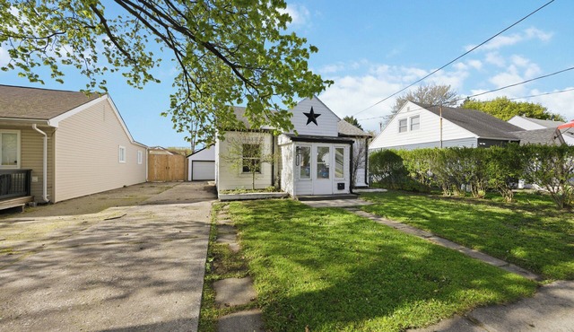 Bungalow On Ann/pet friendly with a fenced in yard