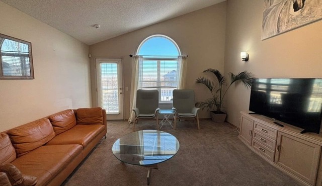 Calgary Home | 3BR Home | Sleeps 6 | Parking | 15min to Downtown