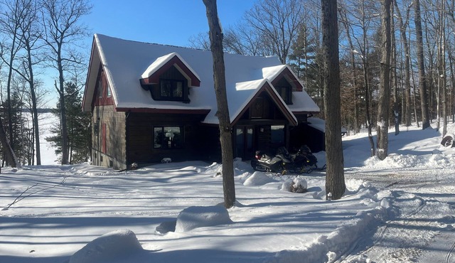 Calm & Relaxing Lakehouse, Renovated to new cottage on Sharbot Lake