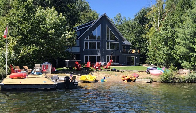 Camp David Beautiful five bedroom cottage-Private Beach