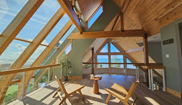 Casolena Lakehouse: Cottage with Panoramic Lake View for a Peaceful Retreat