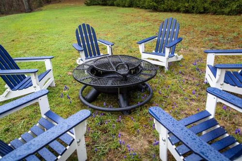 Cedar Creek Cottage Close to Downtown Traverse City Beaches and the TART Trail