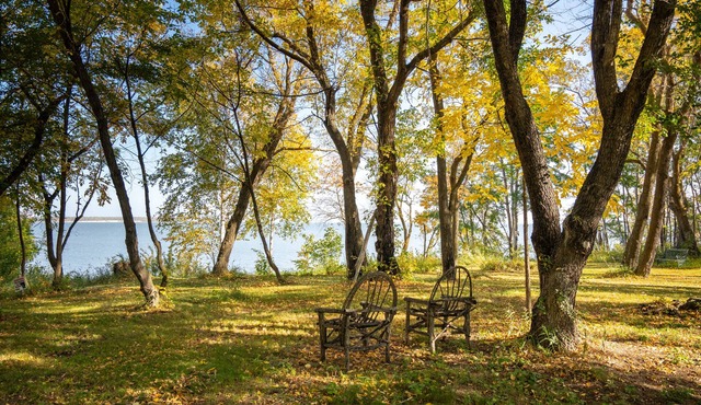 Cedar House on Lakefront Facing Elk Island in Victoria Beach-non-restricted area