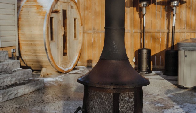 Cedar Spa House - Cedar Barrel Sauna, Hot Tub, Cold Plunge, Massage Chair, Fire