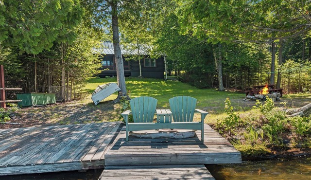 CedarDuft Cottage - Cozy log cabin right on the shores of Quimby Pond