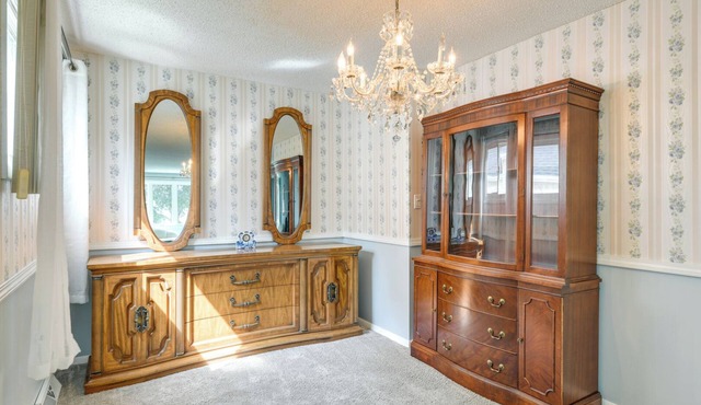 Central Cheektowaga Apt w/Shared Hot Tub & Pool!