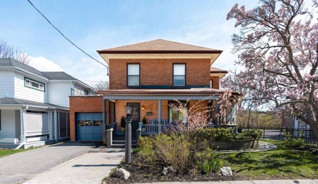 Central Picton, Games Room and steps from town!