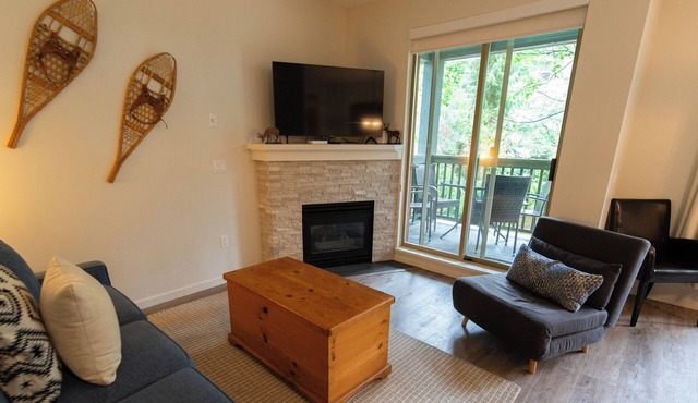 Central, Whistler Village Family Condo. Pool & Hot Tub, Free Parking & WiFi