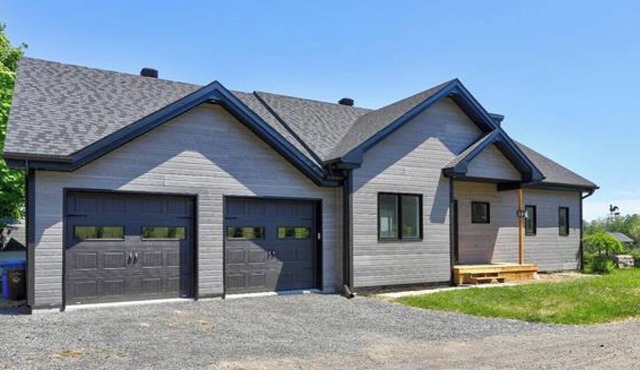 Chalet with Lake View – Spa, Firepit & Double Garage –